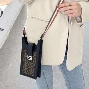フェンディ スマホ ショルダー fendi スマホポーチ ブランド 小さめ 