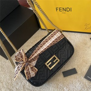 フェンディ バゲット チェーン バッグ fendi ショルダー バッグ 2way 大人 可愛い 斜 めがけ バッグ